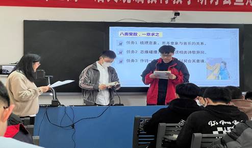 人们在看台上的人在交谈描述已自动生成