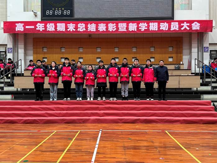 图片包含 建筑, 标志, 院子, 人们
描述已自动生成